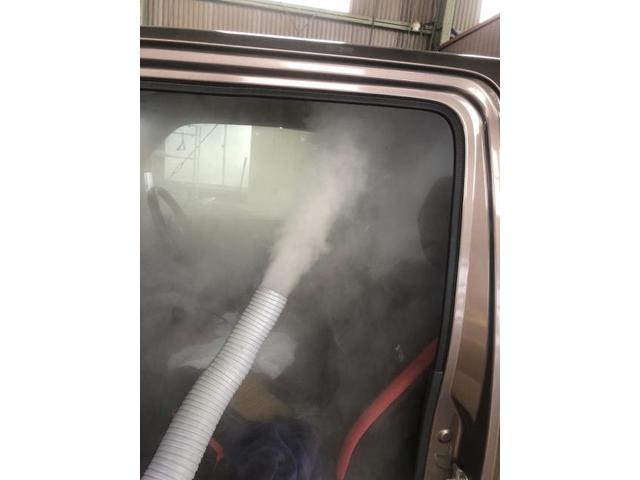 ジムニーエアコンの臭いが酸っぱい。エアコン洗浄、エバポレーター洗浄ジムニーのやり方。　当社オリジナル工具と内視鏡付き洗浄工具でカーエアコンクリーニング時にブロアーファンなど外すだけでエバポレーターを見ながら洗浄できカーエアコン洗浄費用が