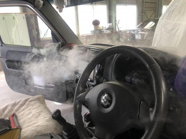 ジムニーエアコンの臭いが酸っぱい。エアコン洗浄、エバポレーター洗浄ジムニーのやり方。　当社オリジナル工具と内視鏡付き洗浄工具でカーエアコンクリーニング時にブロアーファンなど外すだけでエバポレーターを見ながら洗浄できカーエアコン洗浄費用が