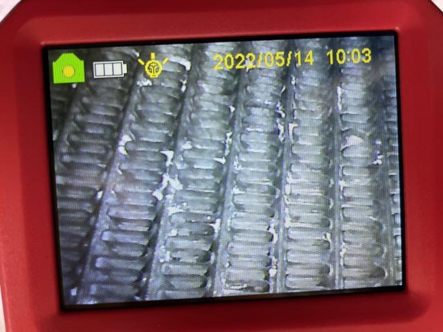 カビ臭い　フォルクスワーゲンゴルフ　　カーエアコンからのカビの臭いの原因カーエアコン内部エバポレーターを高圧洗浄していきます。　ホームエアコンクリーニングのように洗浄します。フォルクスワーゲンエバポレーター洗浄