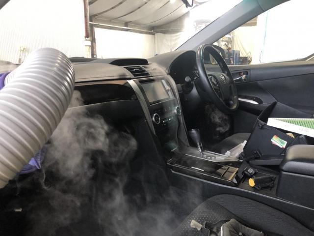車のエアコン臭いカビ臭いトヨタカムリ　ホームエアコンクリーニングのようにエアコン洗浄、エバポレーター洗浄。カビ臭い車のエアコン臭いの原因はエバポレーター、エアコン内部