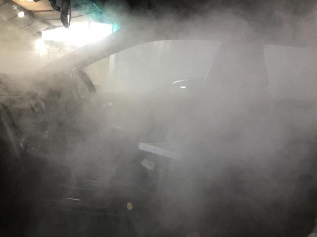 車のエアコン臭いカビ臭いトヨタカムリ　ホームエアコンクリーニングのようにエアコン洗浄、エバポレーター洗浄。カビ臭い車のエアコン臭いの原因はエバポレーター、エアコン内部