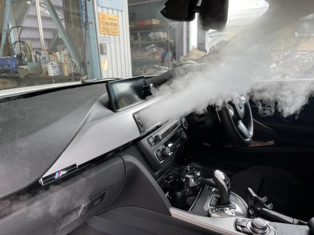 三重県　桑名市　カーエアコンクリーニング　BMW　車のエアコン内部エバポレーター洗浄。　　BMWカーエアコンクリーニング画像　エバポレーター洗浄画像　施工前施工後もお渡しします。　カーエアコンサービスステーション