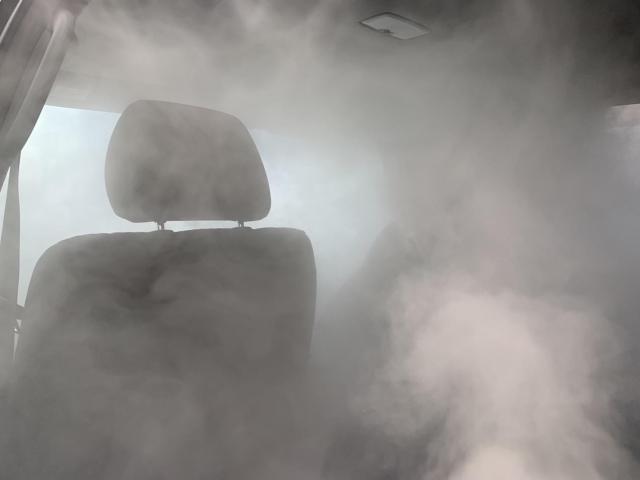 カーエアコンクリーニング専門業者　愛車のエアコン掃除屋さん　トヨタハイラックスサーフ215　エアコン内部洗浄　カーエアコンの臭いはエバポレーター洗浄で
