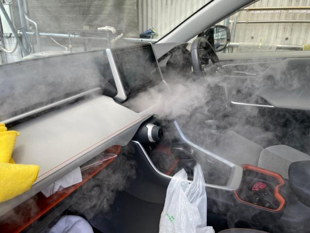 岐阜　愛知　トヨタRAV4　エアコン臭いの原因カーエアコンユニット内　エバポレーターの汚れカビを洗浄　　トヨタRAV4エアコンクリーニング　RAV4ラプターライナー塗装　全国で　