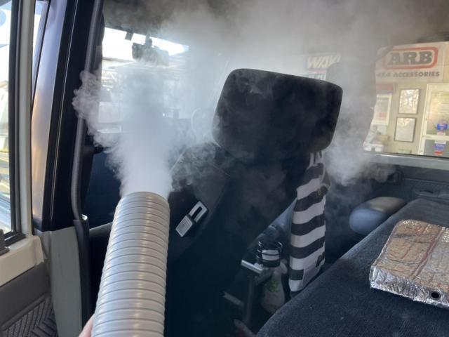 岐阜県　愛知県名古屋　ランドクルーザーエアコン洗浄　ランクルカーエアコン洗浄に
イエローおじさんがお伺い。　カーエアコンクリーニングでエアコンメンテナンスと
カーエアコンの臭いの原因を洗浄