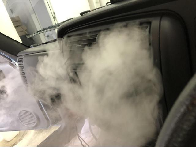 クライスラージープ　カーエアコンメンテナンス　カーエアコンクリーニングで
カーエアコン内部エバポレーター洗浄

車のエアコン臭いカビ臭など　カーエアコンクリーニングで