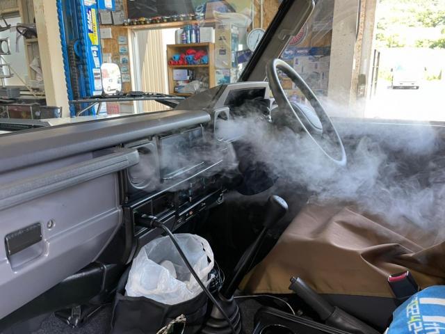 岐阜県、愛知県のスタッフがランクル　車のエアコンメンテナンス　ランクルエバポレーター洗浄でカーエアコン内部の汚れカビを洗い流します。
内視鏡付き洗浄工具と当社オリジナル工具でホームエアコンクリーニングのように洗浄