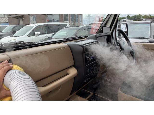 車のエアコンメンテナンス、車のエアコン臭いJEEPラングラーエバポレーター洗浄
ジープラングラーカーエアコンクリーニングエバポレーター洗浄比較、施工前施工後の写真データもお渡しします。
