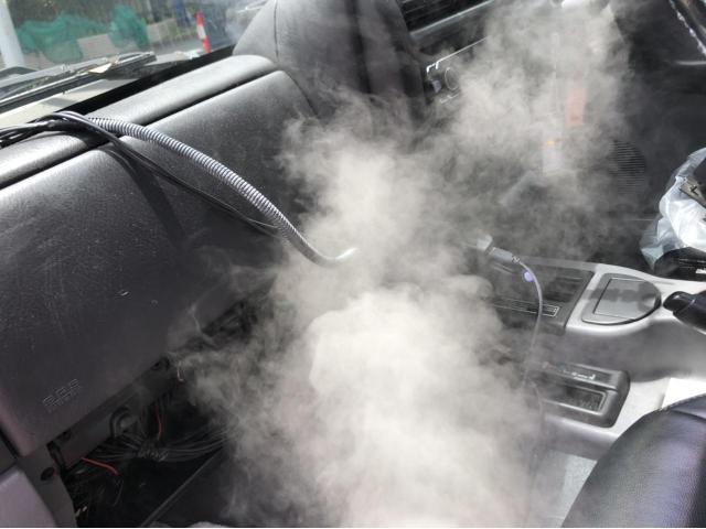 車のエアコン風が弱い、風がぬるい、カーエアコン臭いの原因のカーエアコン内部エバポレーター洗浄　ジープエバポレーター洗浄