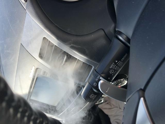 え、臭い車のエアコンにおいカーエアコン洗浄　車エアコン臭いの原因でもある車エアコン内部エバポレーター洗浄画像　アウトランダーエアコン洗浄　車、エアコン、臭い