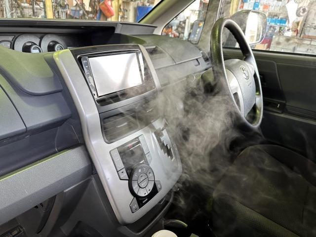車のエアコンがカビ臭が！！新潟県にてトヨタのノア車内エアコン内部エバポレーター洗浄セット料金33000円　カーエアコンクリーニング株式会社では内視鏡付き洗浄工具と当社オリジナル工具で