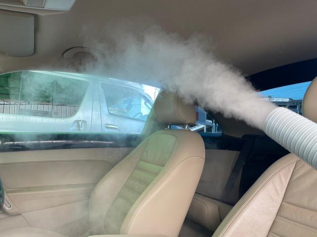 フォルクスワーゲンのエバポレーター洗浄料金　フォルクスワーゲンビートル車のエアコンからの臭いカーエアコン洗浄でエバポレーターを見ながら洗浄していきます。