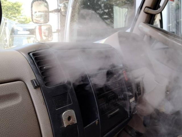 トラックのエアコントラックエアコン内部エバポレーター洗浄でカーエアコンの効きが悪い、風が弱い、エアコンからの風がホコリぽいを改善。　トラックエアコンメンテナンス　トラックエアコン洗浄画像　全国どこでもお伺い可能です。