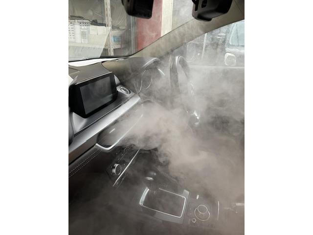 エアコン臭いカビ臭車のエアコン内部エバポレーター洗浄でマツダアテンザワゴンのエアコン内部を本格的に洗浄。　車のエアコンカビ臭消臭方法はブロファンを外し内視鏡付き洗浄工具と当社オリジナル工具を使用して 大阪カーエアコン洗浄　