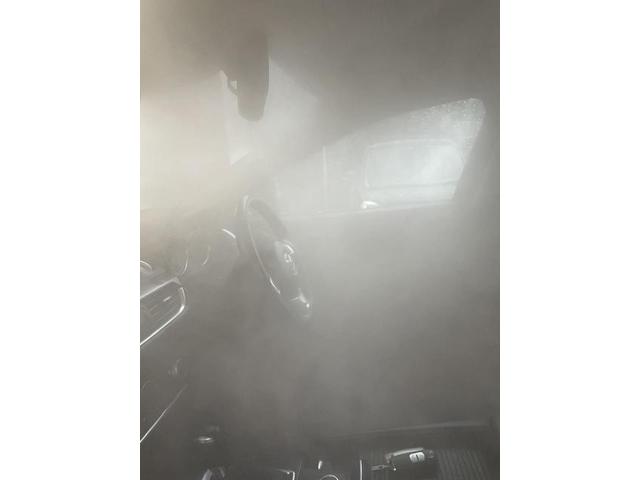 エアコン臭いカビ臭車のエアコン内部エバポレーター洗浄でマツダアテンザワゴンのエアコン内部を本格的に洗浄。　車のエアコンカビ臭消臭方法はブロファンを外し内視鏡付き洗浄工具と当社オリジナル工具を使用して 大阪カーエアコン洗浄　