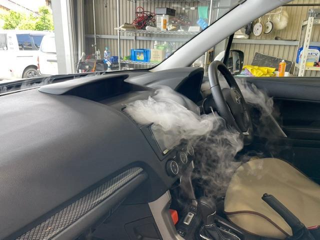 スバルフォレスター車のエアコン洗浄はスバルフォレスターの場合助手席側足元から
内視鏡付き洗浄工具と当社オリジナル工具を使用してエバポレーター洗浄
