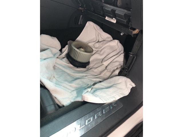 中古車フォードエクスプローラーエアコンからカビ臭が フォードエバポレーター洗浄もお任せください カーエアコン洗浄専門工具で全国施工可能 カーエアコン洗浄料金セット価格38500円税込み輸入車料金です。