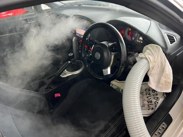 トヨタ86のエアコンが効きが悪い　トヨタ86のエアコンからの臭いが気になる
トヨタ86エアコン内部をエバポレーター洗浄で本格的に洗浄　
カーエアコンクリーニング株式会社の愛車のエアコン掃除屋さんでは内視鏡一体型洗浄工具オリジナル工具で