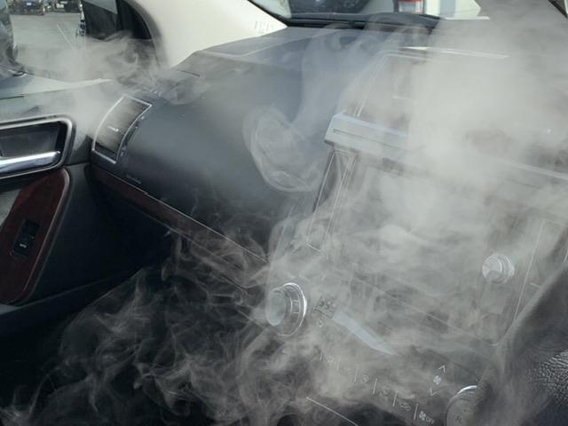 車のエアコン暖房臭いや車のエアコンからホコリが飛んでくるなど
車の年末大掃除に車のエアコン洗浄　年末大掃除カーエアコン掃除