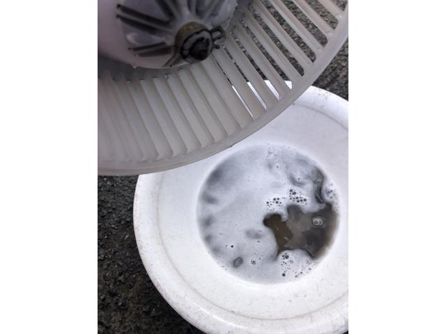 95プラド暖房エアコン臭いやホコリが飛んでくる原因カーエアコン内部エバポレーター洗浄　カーエアコンクリーニング株式会社愛車のエアコン掃除屋さん全国施工可能です。
