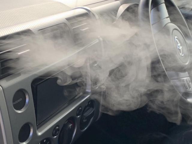 車のエアコン洗浄を本格的に施工　車のエアコン内部エバポレーターを見ながら洗浄するために、内視鏡一体型洗浄工具当社オリジナル工具を使用し施工