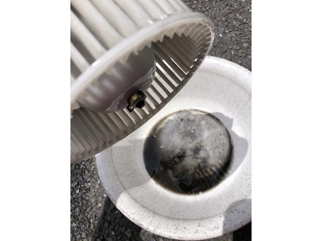 全国施工可能　カーエアコン洗浄専門業者　愛車のエアコン掃除屋さん　カーエアコンクリーニングを本格的に
内視鏡一体型洗浄工具オリジナル工具を使用しエアコン内部エバポレーターを見ながら
ランドクルーザー８０　車のエアコン洗浄料金