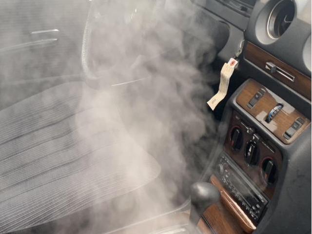 メルセデスベンツ　230E　カーエアコン画像　エバポレーター洗浄画像　
メルセデスベンツのエアコンメンテナンス　Ｅクラス　カーエアコンクリーニング
愛車のエアコン掃除屋さん全国施工可能　カーエアコン洗浄専門業者