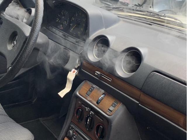 メルセデスベンツ　230E　カーエアコン画像　エバポレーター洗浄画像　
メルセデスベンツのエアコンメンテナンス　Ｅクラス　カーエアコンクリーニング
愛車のエアコン掃除屋さん全国施工可能　カーエアコン洗浄専門業者