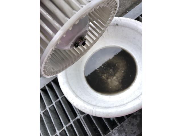 車のエアコンメンテナンス　カーエアコンクリーニング　カーエアコン風が弱い　エバポレーター洗浄動画
カーエアコン洗浄専門業者　ランドクルーザー８０　クリーニング・清掃　ランドクルーザー