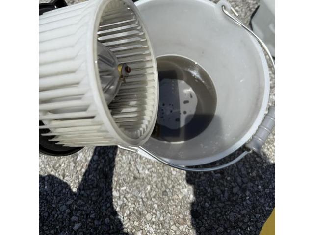 中古車の臭いのお悩み改善　中古車の臭い　エアコン臭い　車のエアコン内部洗浄　本格的なエバポレーター洗浄はカーエアコンクリーニング専門工具　エバポレーター洗浄専門工具　愛車のエアコン掃除屋さんトヨタ　ハイラックスサーフ　クリーニング・清掃