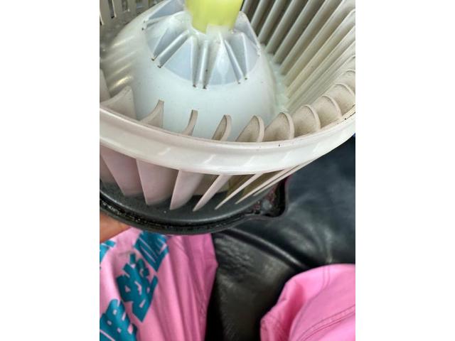 車のエアコンメンテナンス　エアコン効き改善　エバポレーター洗浄　トヨタ　ランドクルーザー７０　クリーニング・清掃　愛車のエアコン掃除屋さん