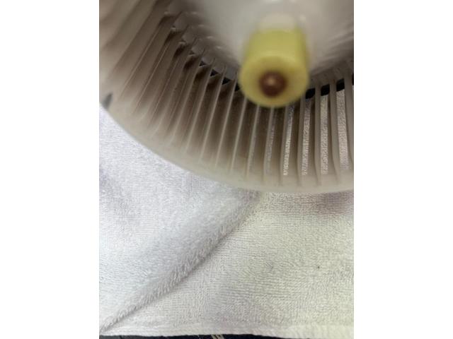 エスクァイアエアコンフィルター交換やり方　エスクァイア中古車エバポレーター洗浄金額　エバポレーター洗浄料金比較　車内クリーニング　エバポレーター洗浄　車のエアコン臭いの原因　　トヨタ　エスクァイア　電装系修理