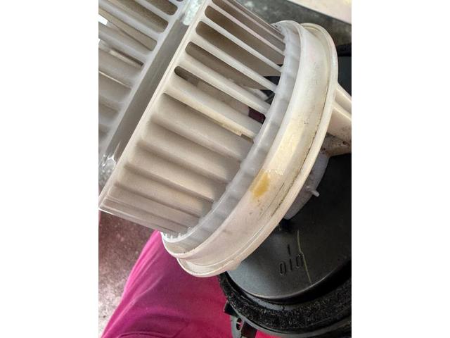 レクサス　エアコンフィルター交換　レクサスエアコン使い始めの臭い　エアコン臭い　エバポレーター洗浄　カーエアコンクリーニング　愛車のエアコン掃除屋さん　レクサス　ＧＳ　電装系修理　カーエアコンクリーニング専門業者　