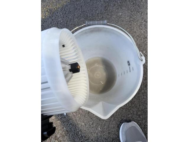 中古車の臭いの原因 車の暖房の臭い エアコン臭い 車の生乾きの臭い カーエアコン洗浄 エバポレーター洗浄 トヨタ FJクルーザー 電装系修理 愛車のエアコン掃除屋さん カーエアコンクリーニング株式会社