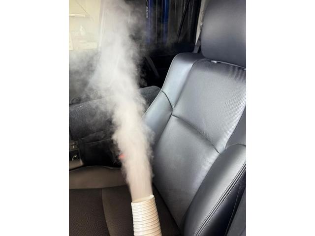 車のエアコン洗浄　中古車臭いの原因エバポレーター　お家のエアコンも洗浄が必要なようにカーエアコンも洗浄が必要　トヨタ　ランドクルーザープラド　クリーニング・清掃　カーエアコンクリーニング