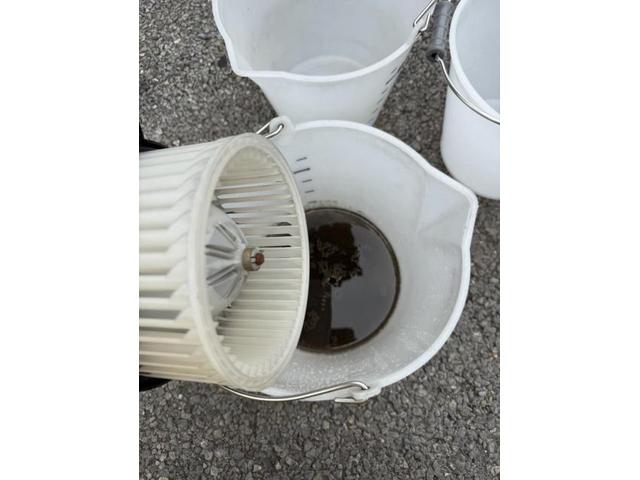 車の暖房臭いの原因は　エアコン内部エバポレーターのカビホコリも原因　　カーエアコン洗浄　エバポレーター洗浄　トヨタ　ランドクルーザープラド　電装系修理　カーエアコンクリーニング株式会社　愛車のエアコン掃除屋さん