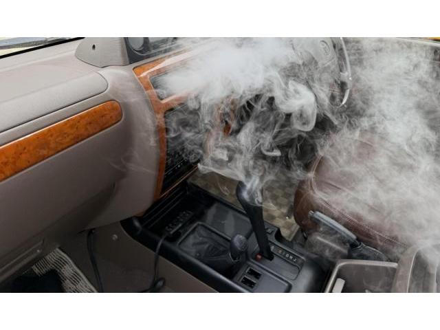車の暖房臭いの原因は　エアコン内部エバポレーターのカビホコリも原因　　カーエアコン洗浄　エバポレーター洗浄　トヨタ　ランドクルーザープラド　電装系修理　カーエアコンクリーニング株式会社　愛車のエアコン掃除屋さん