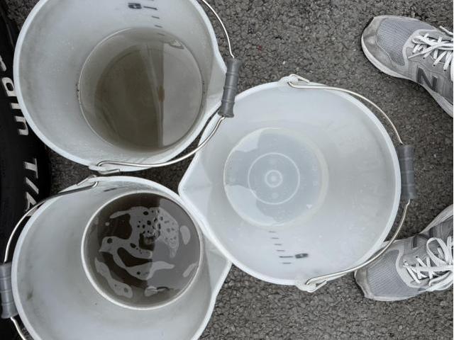 車の暖房臭いの原因は　エアコン内部エバポレーターのカビホコリも原因　　カーエアコン洗浄　エバポレーター洗浄　トヨタ　ランドクルーザープラド　電装系修理　カーエアコンクリーニング株式会社　愛車のエアコン掃除屋さん