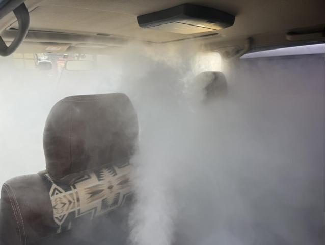 車の暖房臭いの原因は　エアコン内部エバポレーターのカビホコリも原因　　カーエアコン洗浄　エバポレーター洗浄　トヨタ　ランドクルーザープラド　電装系修理　カーエアコンクリーニング株式会社　愛車のエアコン掃除屋さん