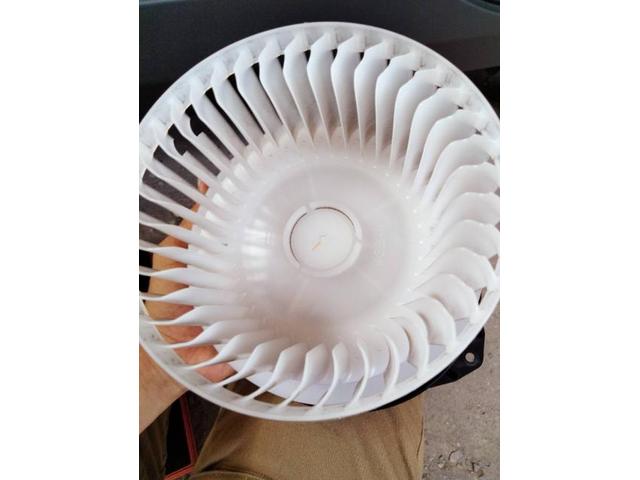 RAV4　エバポレーター洗浄　カーエアコンクリーニング株式会社　車のエアコン臭いの原因はお家のエアコンと同じように専門工具でエアコン内部洗浄
愛車のエアコン掃除屋さん　トヨタ　ＲＡＶ４　クリーニング・清掃　