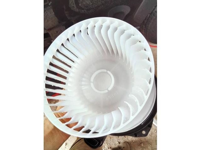 RAV4　エバポレーター洗浄　カーエアコンクリーニング株式会社　車のエアコン臭いの原因はお家のエアコンと同じように専門工具でエアコン内部洗浄
愛車のエアコン掃除屋さん　トヨタ　ＲＡＶ４　クリーニング・清掃　