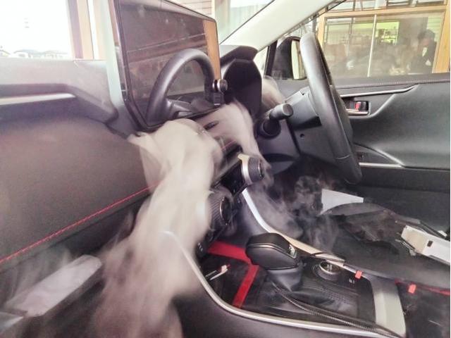 RAV4　エバポレーター洗浄　カーエアコンクリーニング株式会社　車のエアコン臭いの原因はお家のエアコンと同じように専門工具でエアコン内部洗浄
愛車のエアコン掃除屋さん　トヨタ　ＲＡＶ４　クリーニング・清掃　
