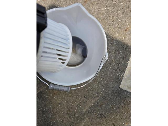 マツダ３　エンジンかけはじめ臭い　エアコン臭いの原因エアコン内部エバポレーター汚れカビ　カーエアコン洗浄料金　エバポレーター洗浄料金　マツダ　ＭＡＺＤＡ３ファストバック　クリーニング・清掃