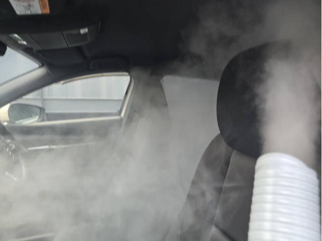 マツダ３　エンジンかけはじめ臭い　エアコン臭いの原因エアコン内部エバポレーター汚れカビ　カーエアコン洗浄料金　エバポレーター洗浄料金　マツダ　ＭＡＺＤＡ３ファストバック　クリーニング・清掃