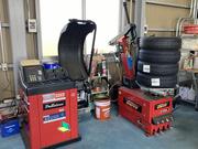 タイヤチェンジャー・バランサー完備。タイヤ交換のみでもお気軽にご相談下さい。