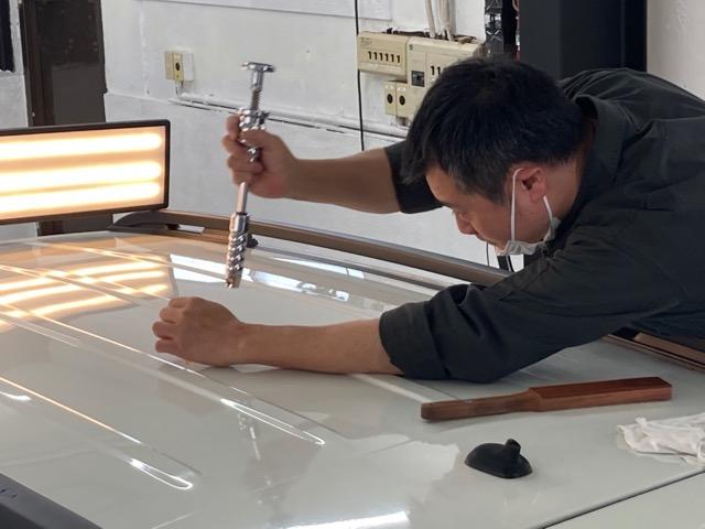 デントリペアで塗装をせずにへこみを直します