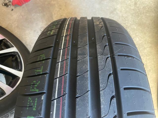 ハリアーの新品タイヤ2本交換作業！溝の中にヒビがありました！注意深くチェックしましょう！！