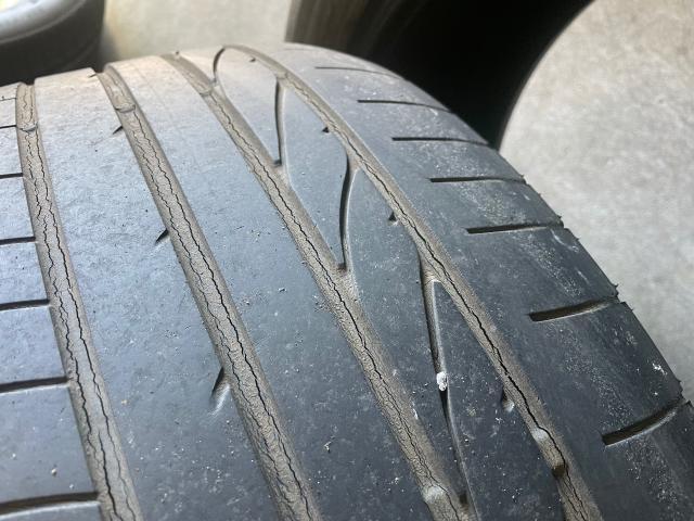 ハリアーの新品タイヤ2本交換作業！溝の中にヒビがありました！注意深くチェックしましょう！！