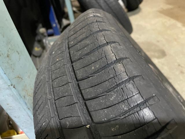 日産モコの中古タイヤ4本交換作業！即交換が必要なヒビだらけのタイヤで危なかったです！