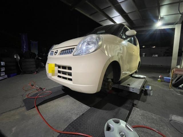 日産モコの中古タイヤ4本交換作業！即交換が必要なヒビだらけのタイヤで危なかったです！